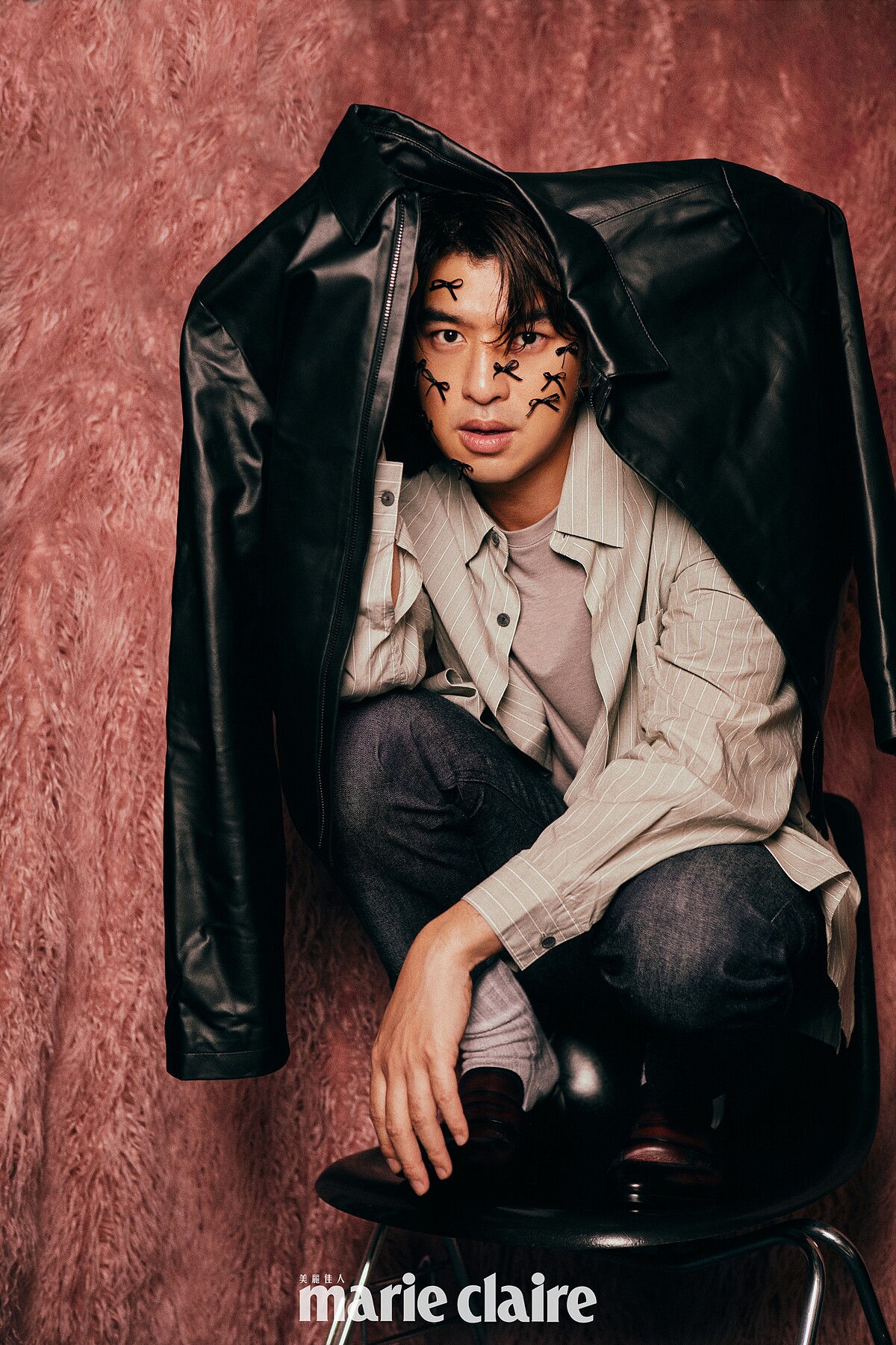 黑色皮衣、條紋襯衫、灰色圓領上衣、深色丹寧褲,all by Peter Wu;酒紅色樂福鞋,Berluti。