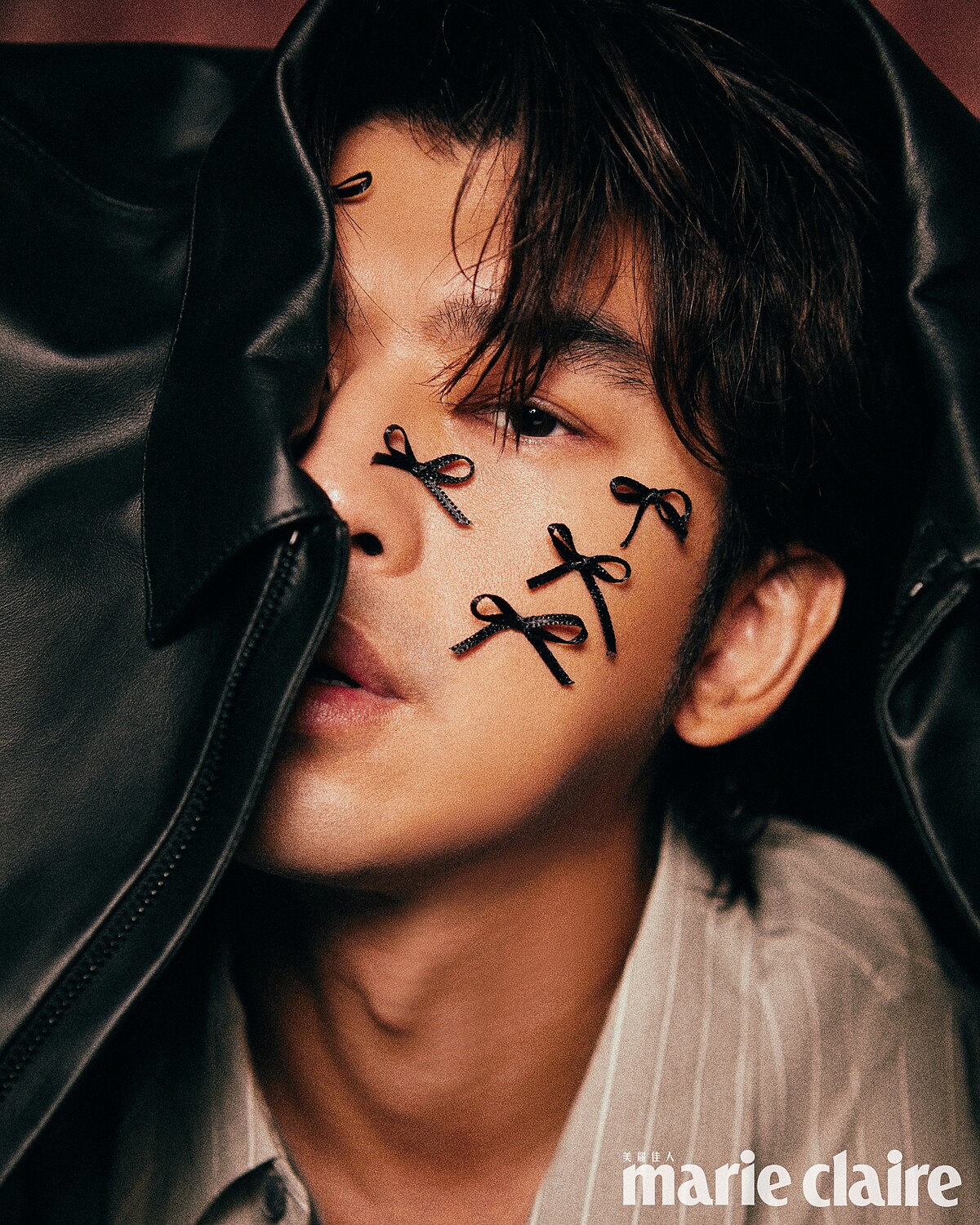 黑色皮衣、條紋襯衫,both by Peter Wu。