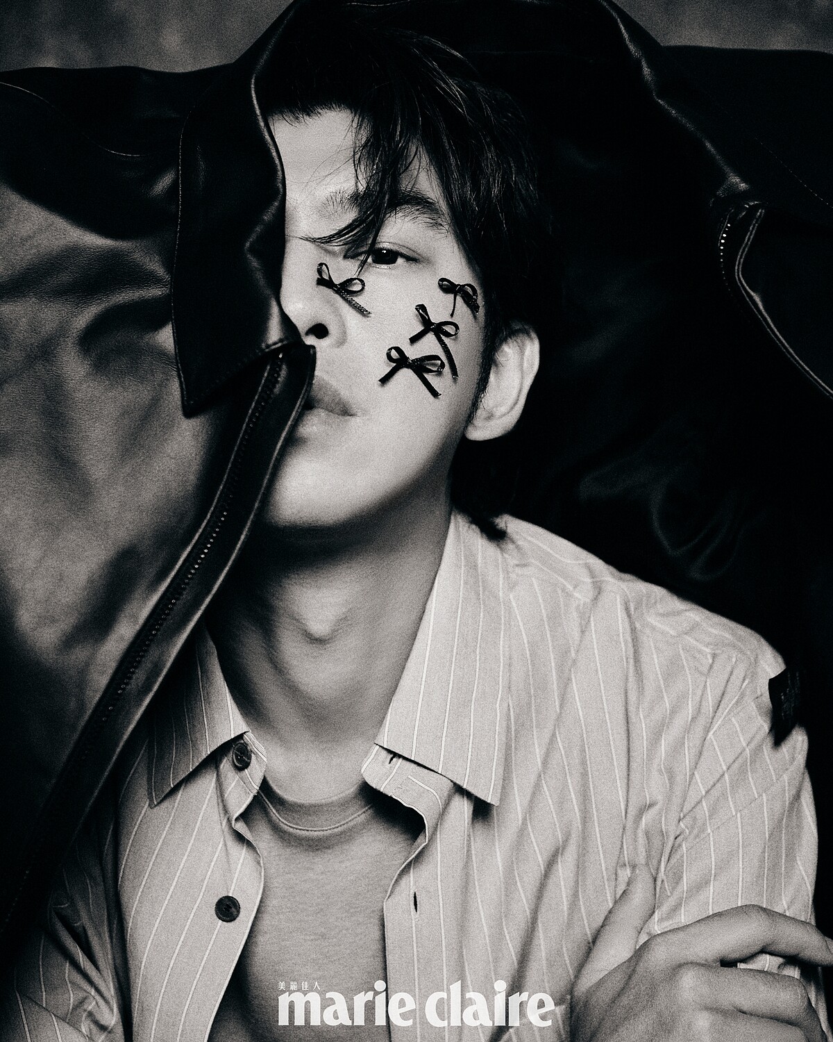 黑色皮衣、條紋襯衫、灰色圓領上衣,all by Peter Wu。