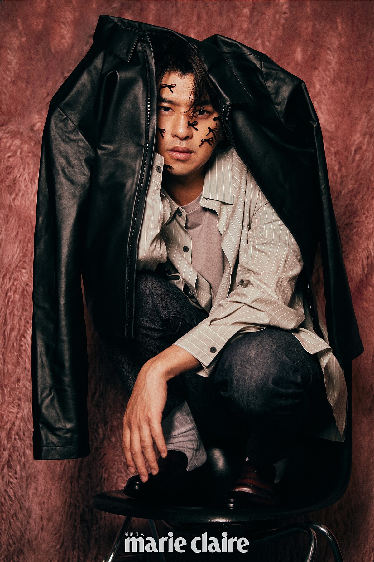 黑色皮衣、條紋襯衫、灰色圓領上衣、深色丹寧褲,all by Peter Wu;酒紅色樂福鞋,Berluti。