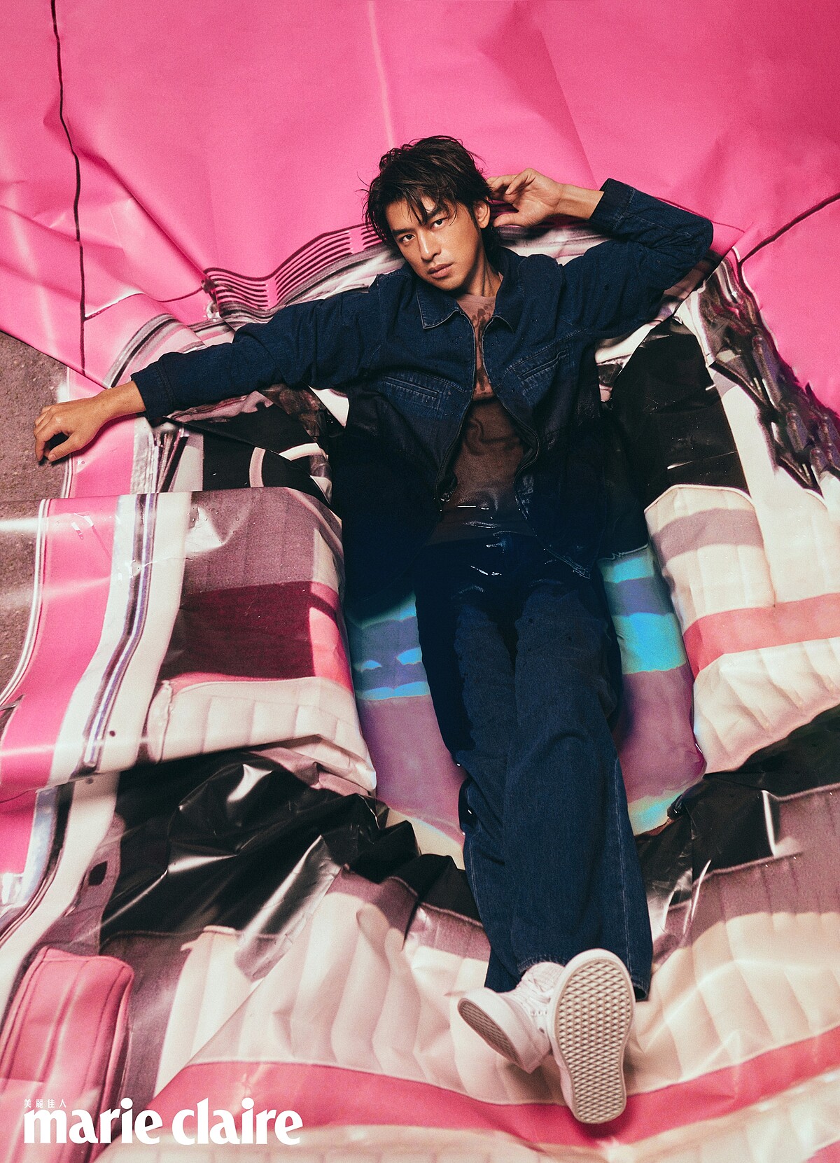 丹寧外套、紅豆色短袖上衣、丹寧長褲,all by Peter Wu。