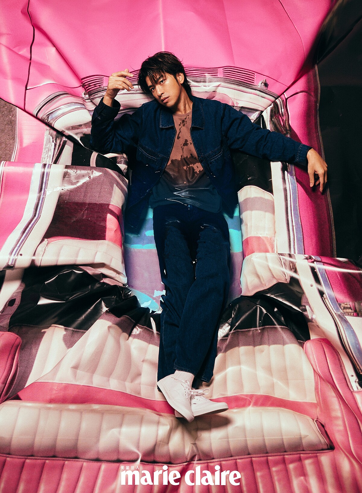 丹寧外套、紅豆色短袖上衣、丹寧長褲,all by Peter Wu。