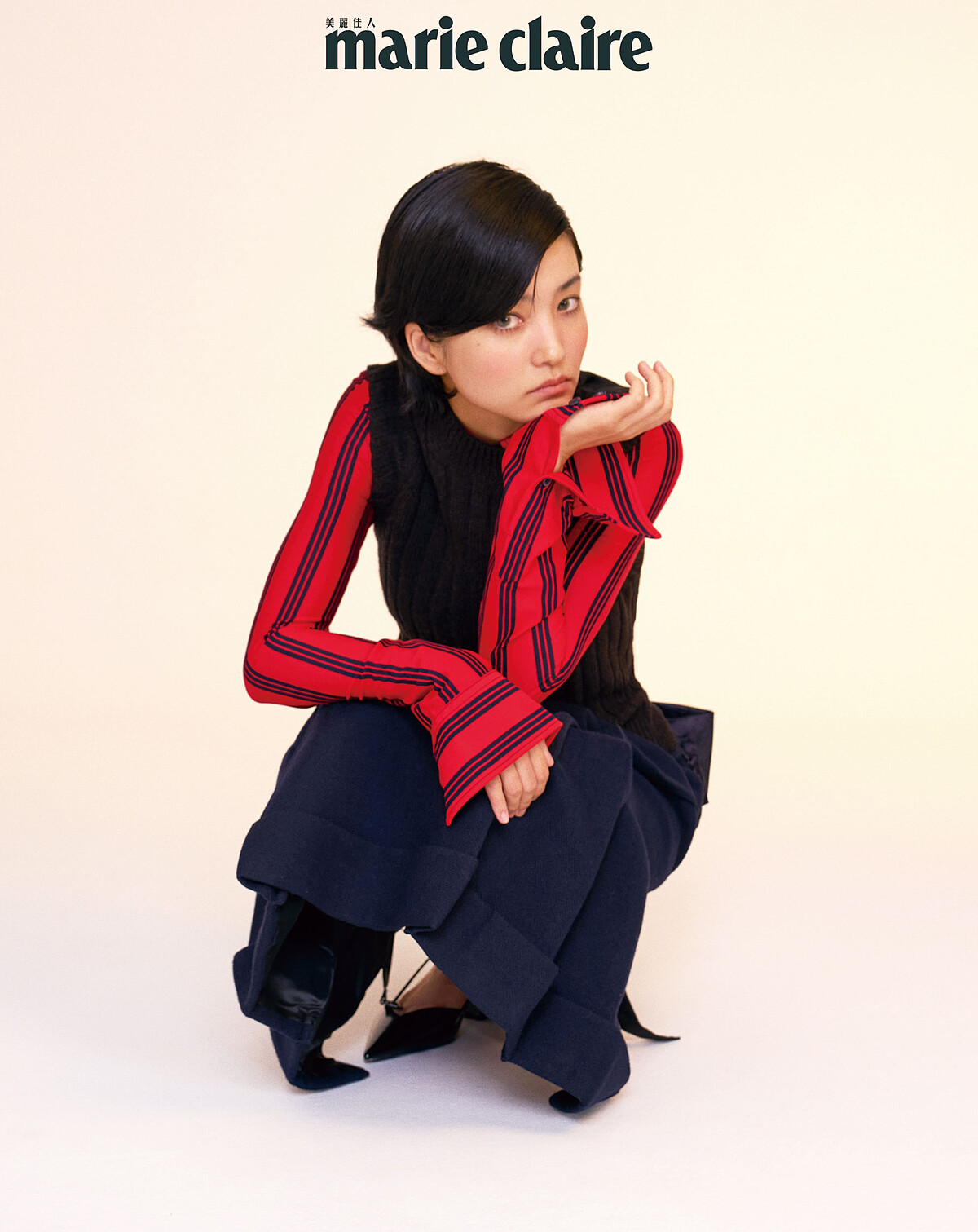 直條紋棉質襯衫、針織背心、羊毛裙子、鏤空皮革淺口鞋，all by Prada。