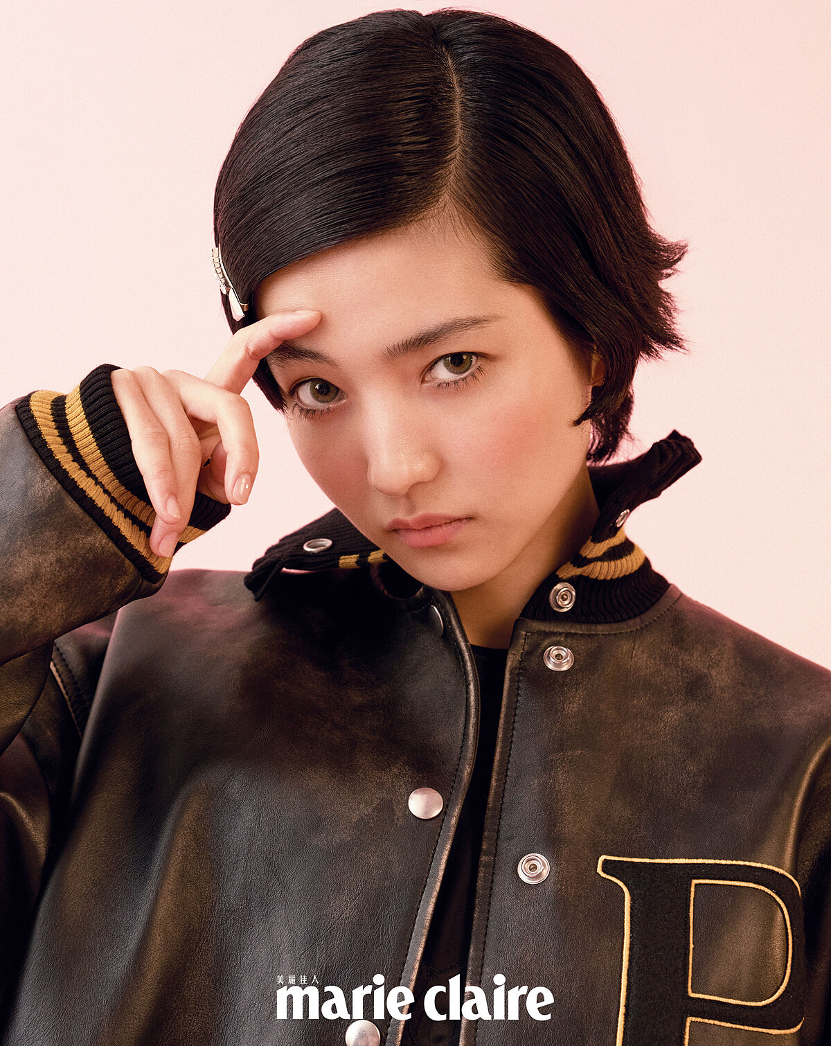 P 補丁綴飾皮革球隊夾克、絲質洋裝、水晶綴飾金屬髮夾，all by Prada。