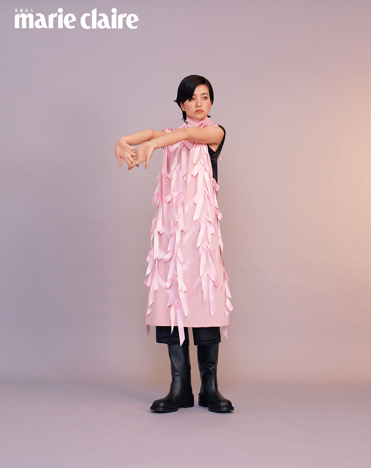 粉紅色綴飾洋裝、絲質褲子、黑色皮革長褲，all by Prada。