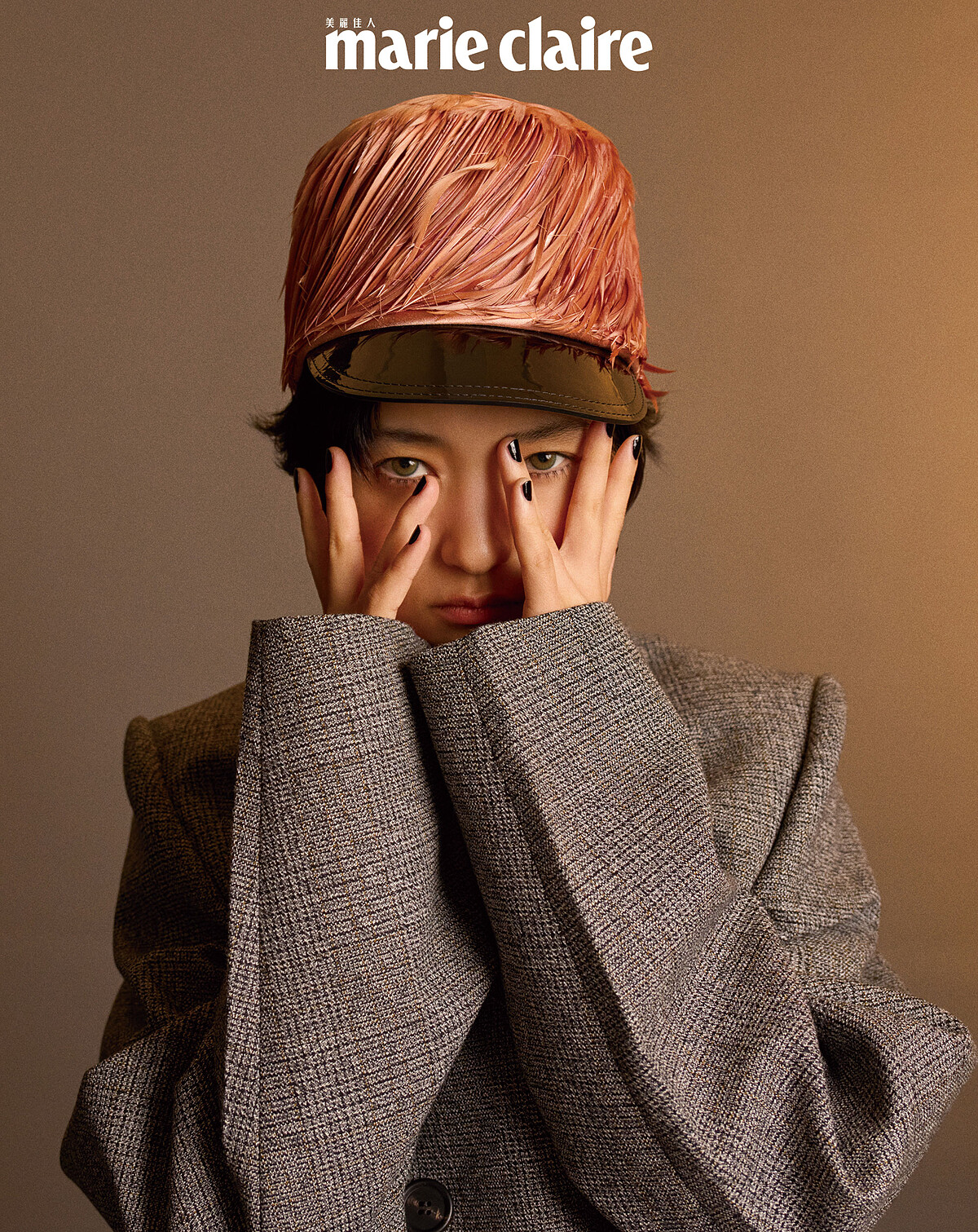 灰色羊毛棉質格紋外套、羽毛帽，both by Prada。