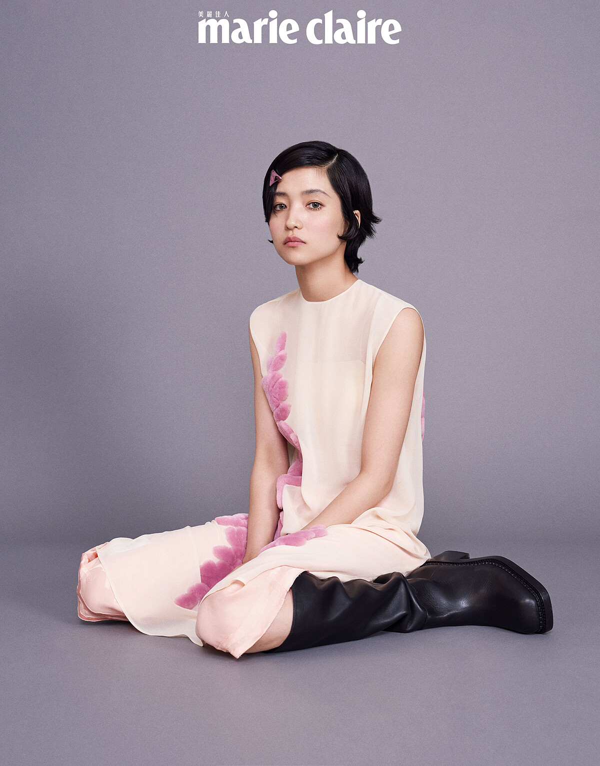 牡丹綴飾絲質洋裝及褲子、黑色皮革長靴、金屬髮夾，all by Prada。