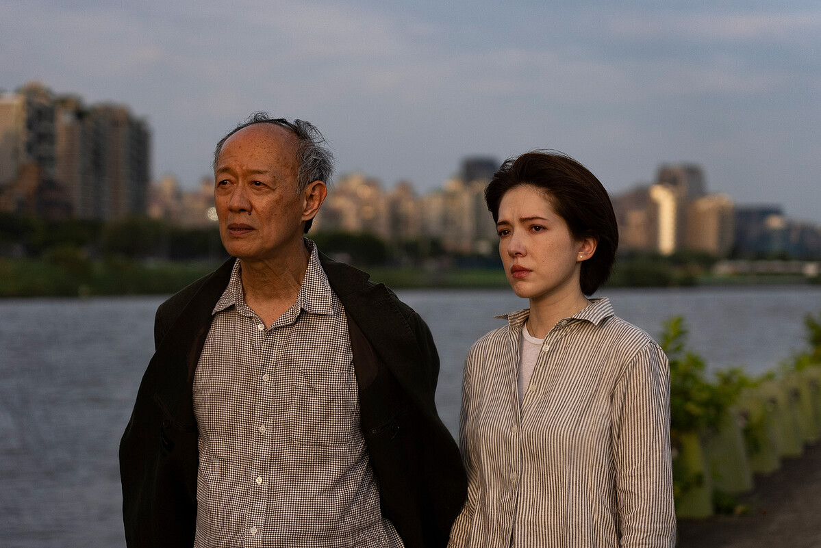 電影《餘燼》中金士傑（左）和許瑋甯（右）飾演父女，真情流露的細膩演出讓人帶入感強烈。