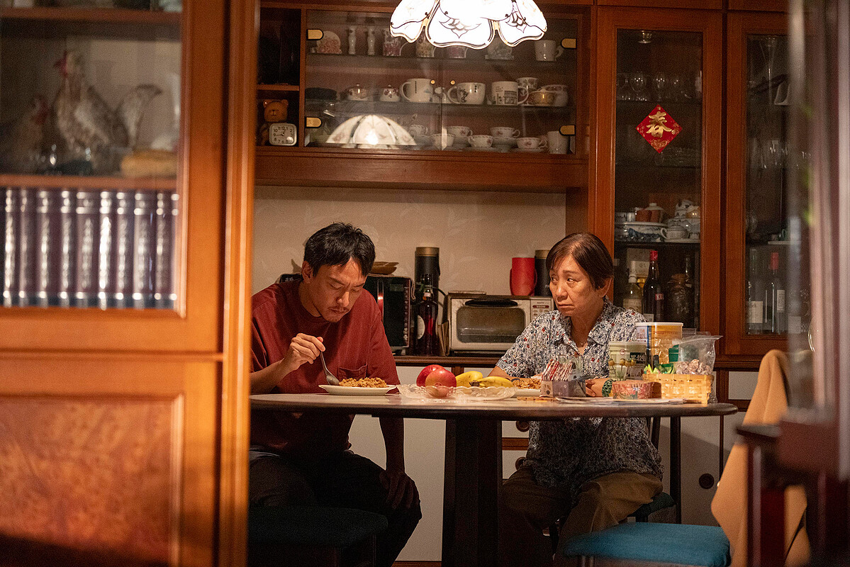 張震（左）性格冷酷也讓飾演媽媽的鮑起靜（右），得從兒子身旁的許瑋甯身上得到溫暖。