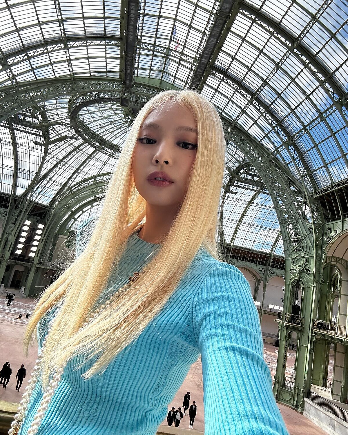 Jennie以金髮造型參加CHANEL大秀