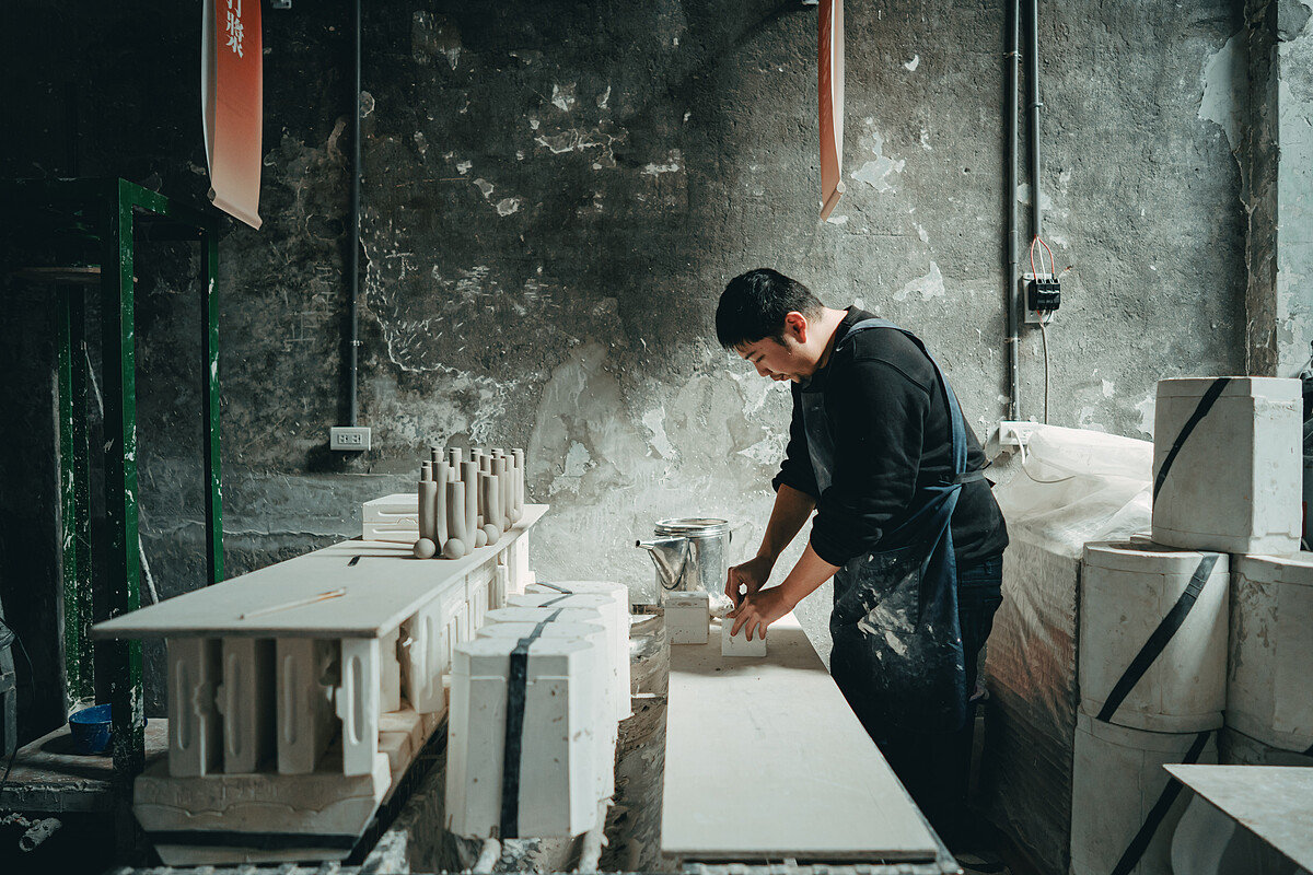 五號路線 陶聚工廠_由師傅實際操作機台與灌模，近距離體驗生產過程。