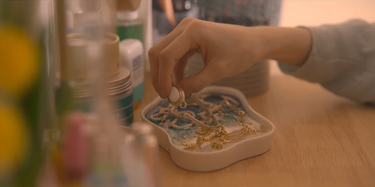 尹采玉拿起求婚手環若有所思