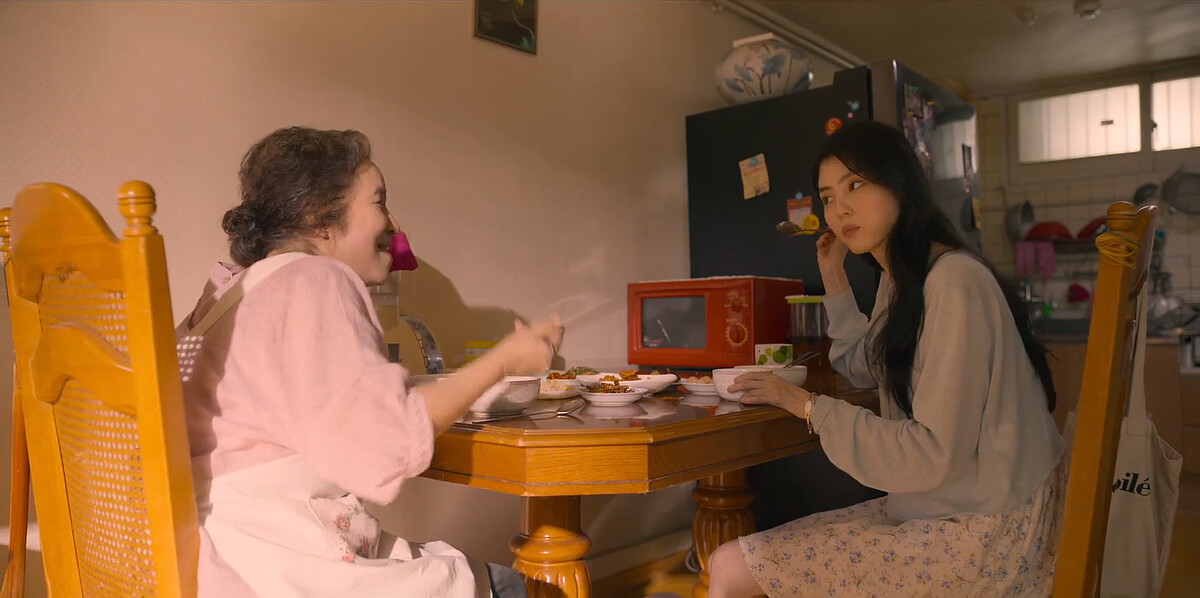 奶奶看到尹采玉戴上求婚手環