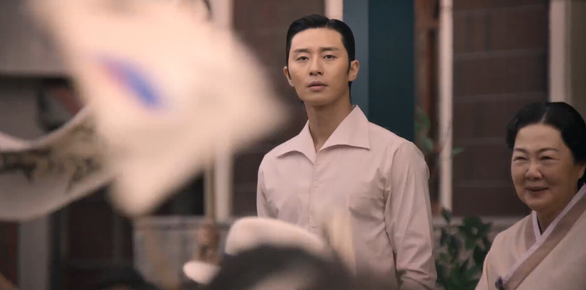 張泰尚在萬人中,似乎感覺到尹采玉的存在