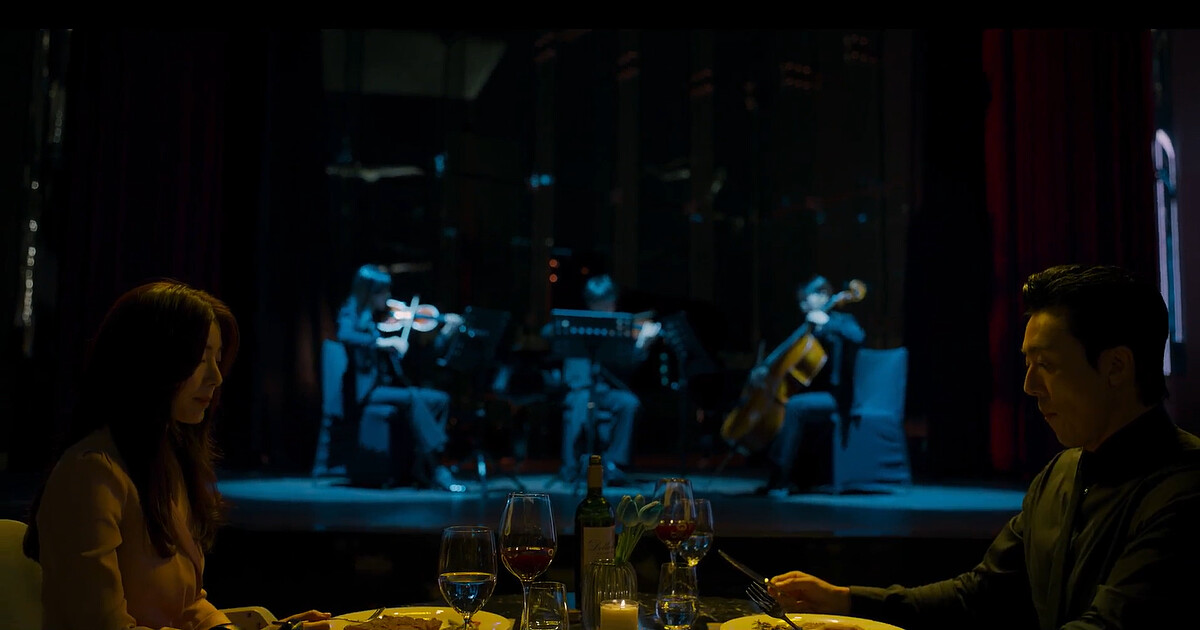 左邊女子下半身癱瘓乘坐輪椅,是黑子1號很在意的人,兩人相約共進晚餐