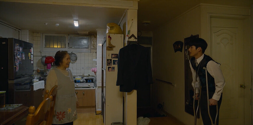 安宗赫(右)和天線奶奶(左)一起生活,他們三代都受張泰尚照顧