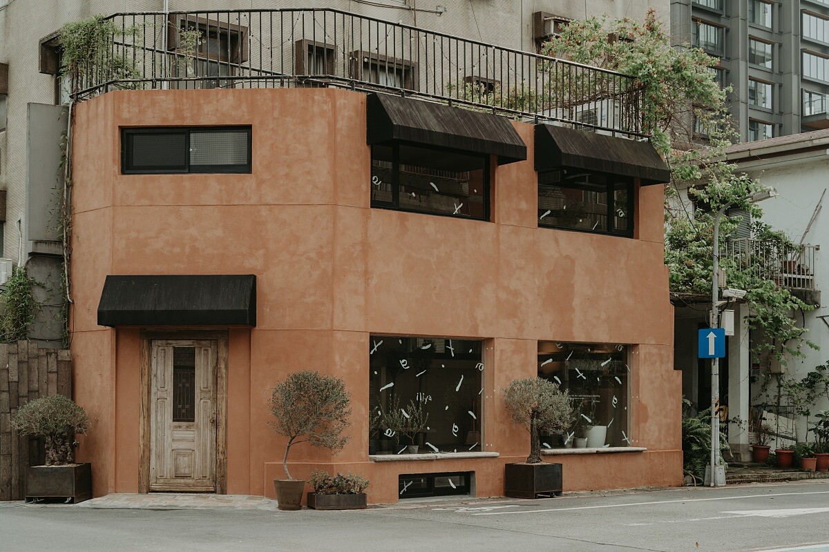 「iliya」位於台北大安捷運站附近的靜謐巷弄中，是一棟兩層樓的獨棟建築，外牆漆成自然的陶土色。