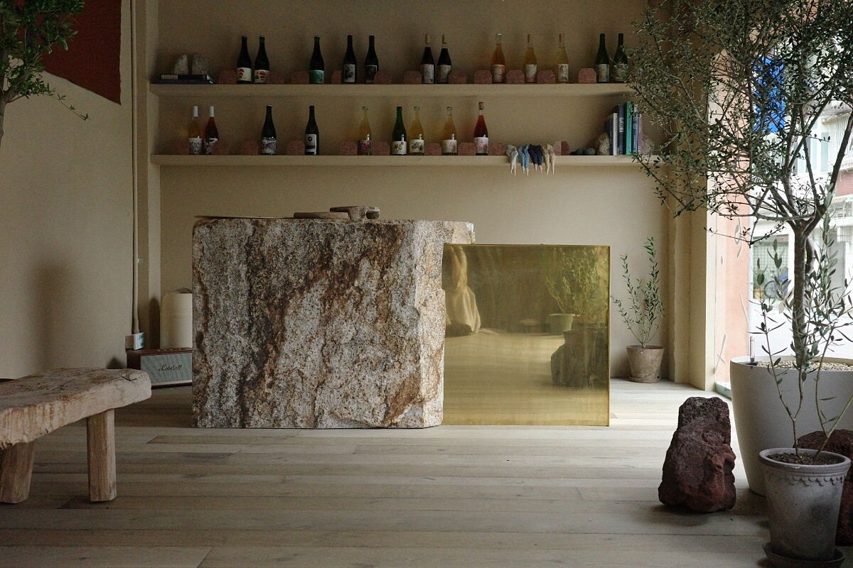 空間附設自然酒區。