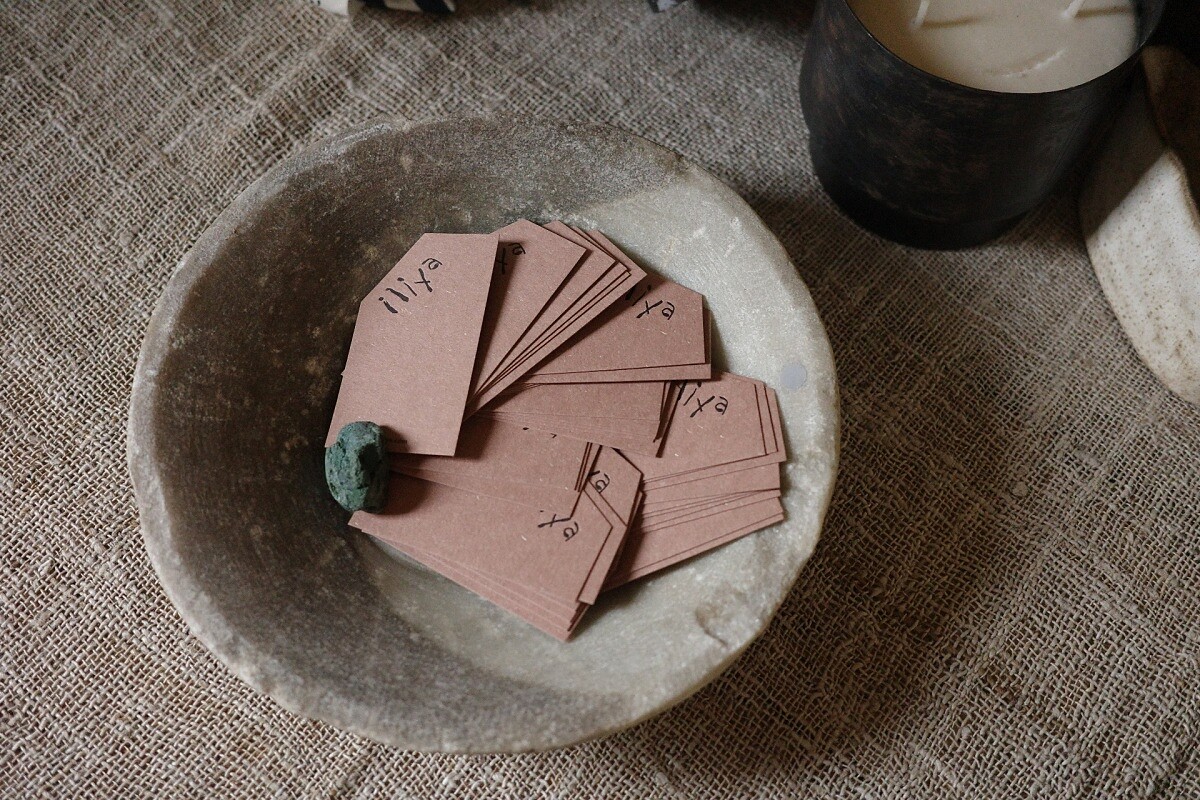 帶有童趣的 Logo 的字體。