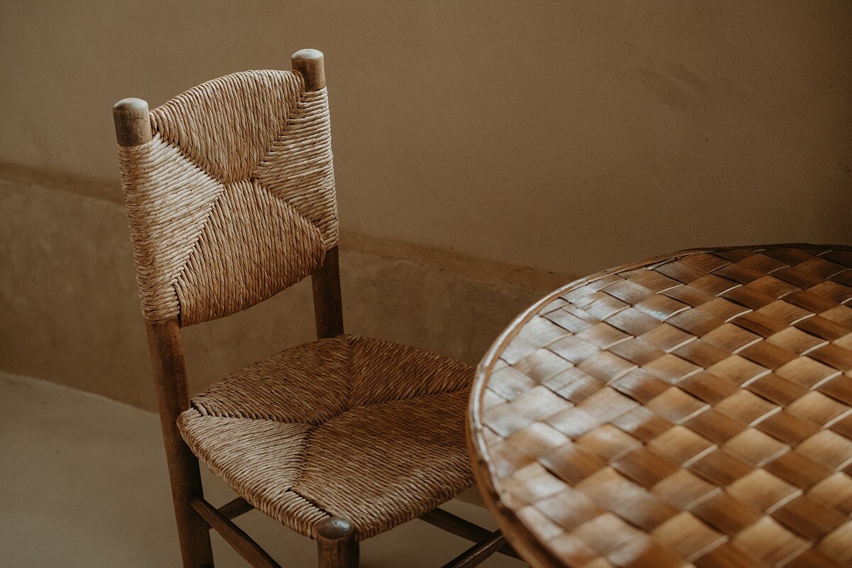 Charlotte Perriand 的餐椅。