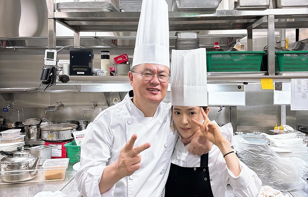 「中華料理女神」朴恩影與中餐大師呂敬來合影