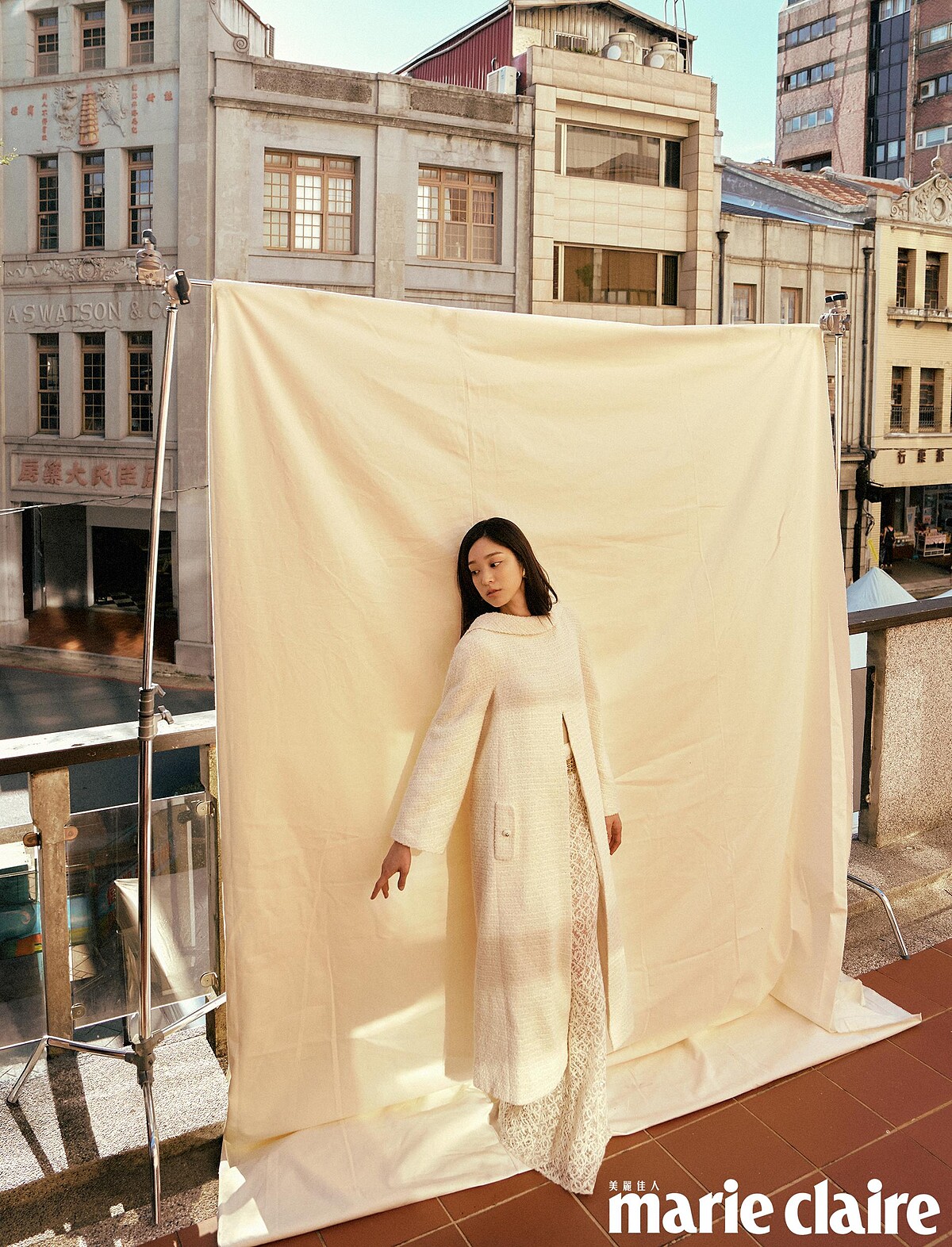 斜紋軟呢開岔洋裝、蕾絲長裙、金色腰鍊、耳環，all by CHANEL。