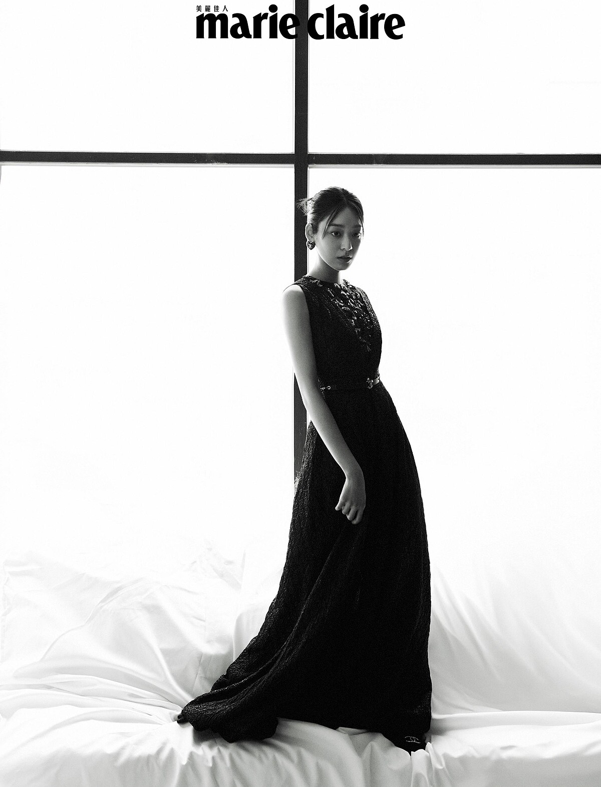 黑色刺繡背心、黑色連身褲、珍珠腰帶、心型耳環，all by CHANEL。