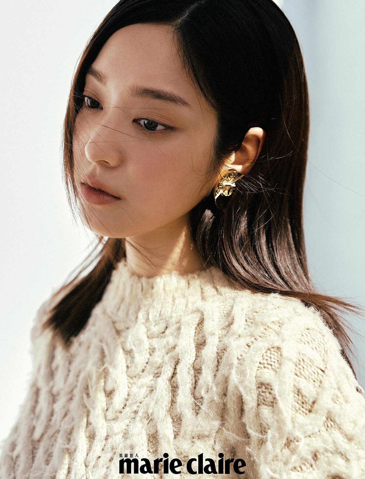 米白色毛衣、金色耳環，both by CHANEL。