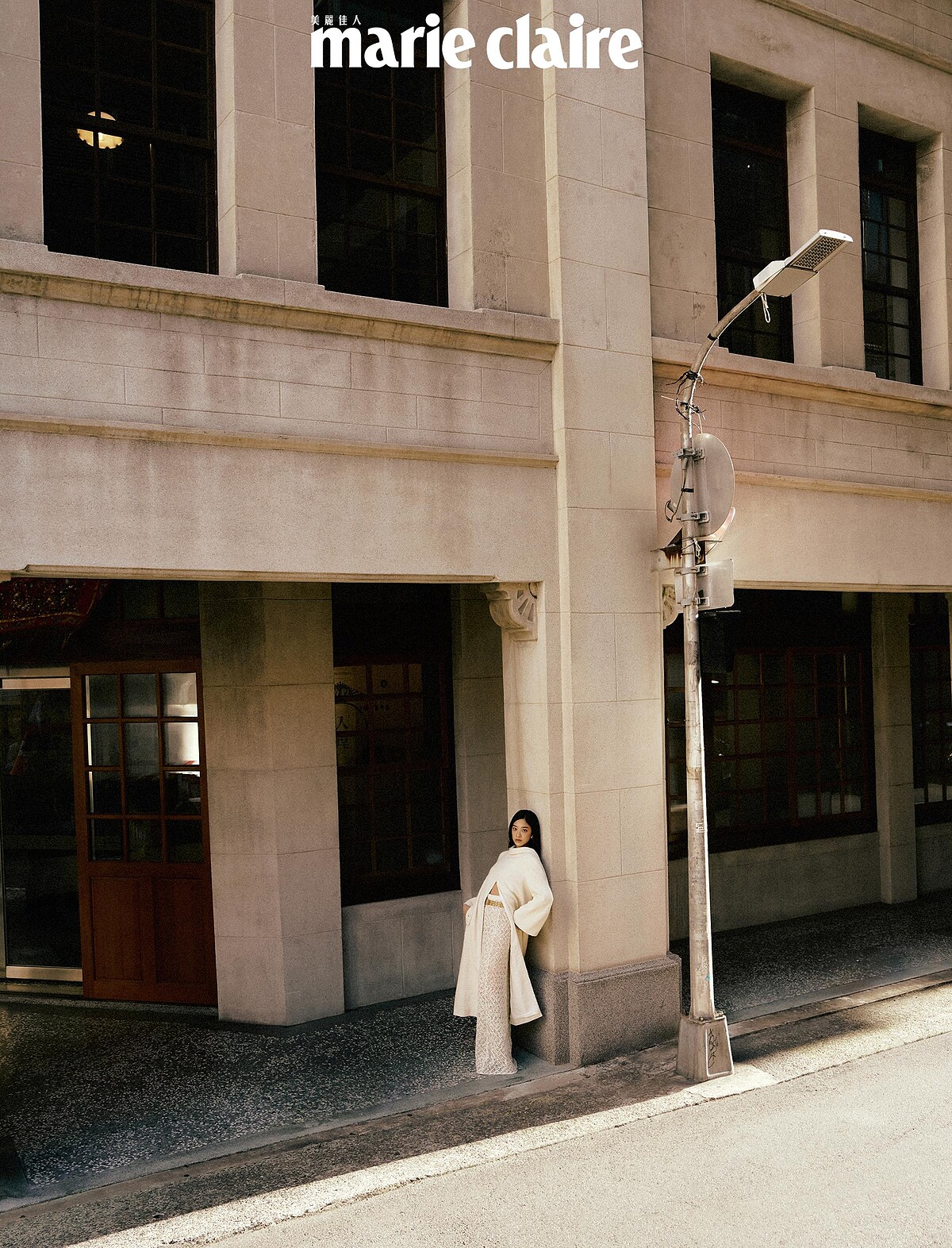 斜紋軟呢開岔洋裝、蕾絲長裙、金色腰鍊、耳環，all by CHANEL。