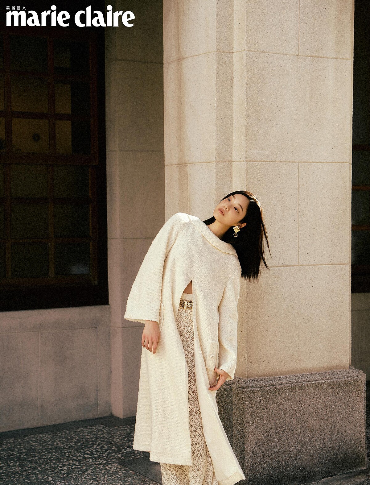 斜紋軟呢開岔洋裝、蕾絲長裙、金色腰鍊、耳環，all by CHANEL。