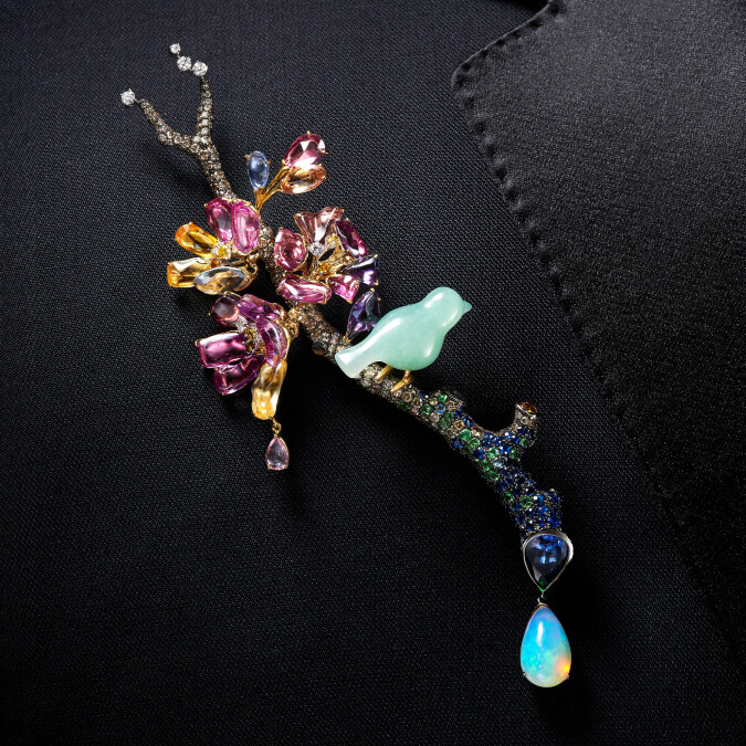 青鳥花雨夜&middot;落櫻繽紛 胸針作品，玉石、18K金、丹泉石、蛋白石、沙佛萊石、鑽石