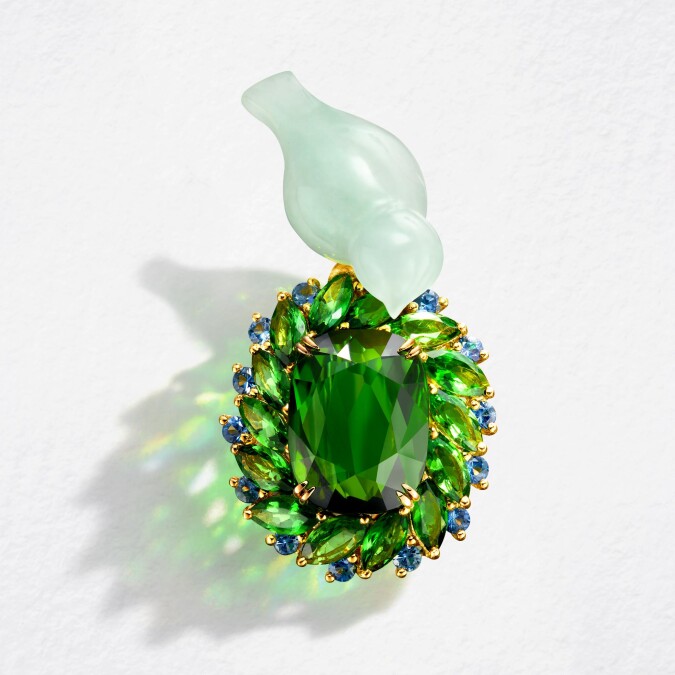 「曉夢花園&middot;綠漾」胸墜兩用式珠寶，玉石、18K黃金、綠碧璽、藍寶、沙佛萊石。
