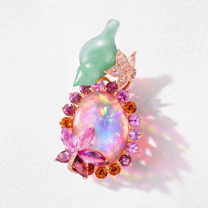 「曉夢花園 &middot; 京都印象」胸墜兩用式珠寶，玉石、18K玫瑰金、蛋白石、彩剛、彩鑽等。