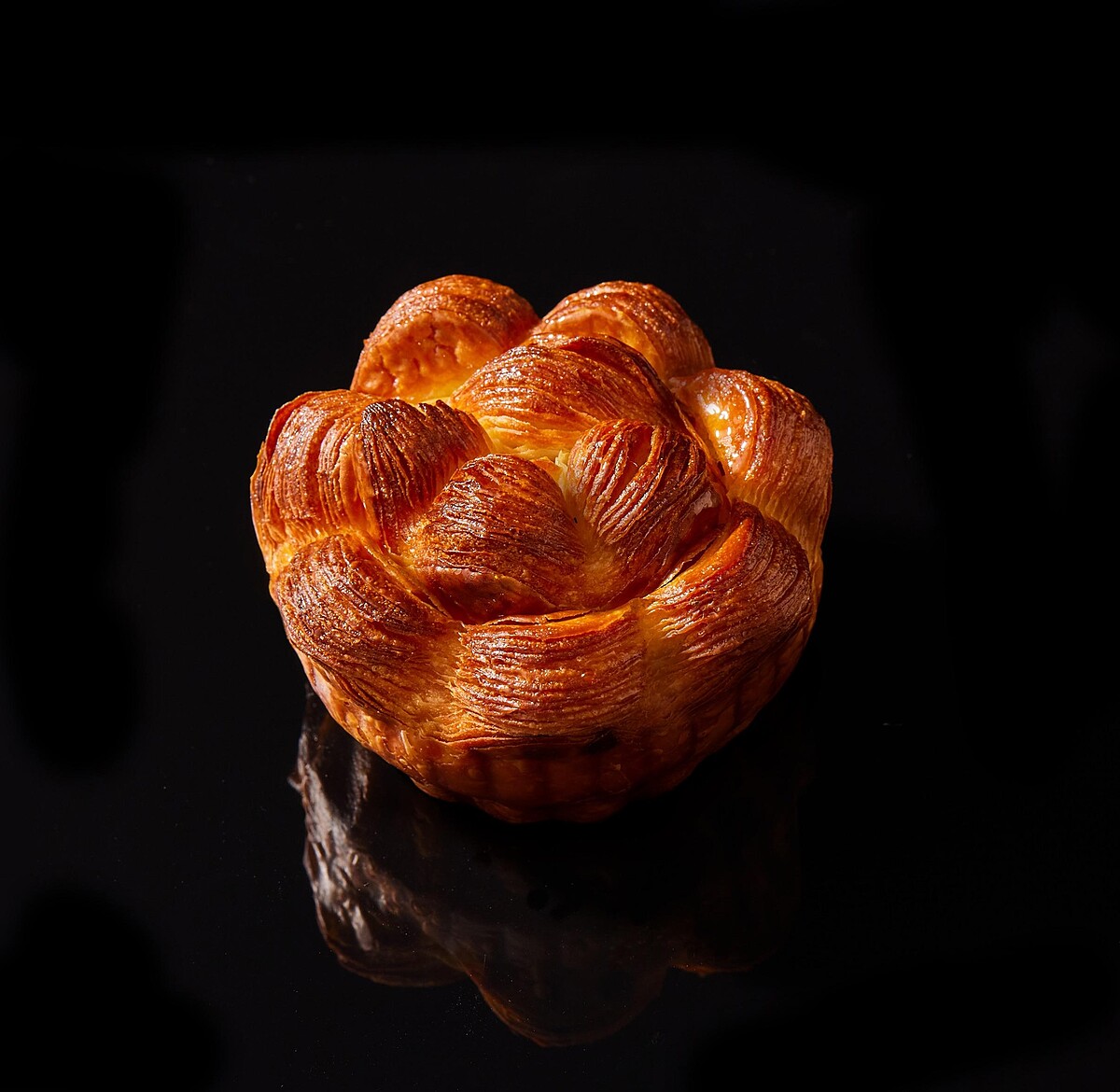 《臻品原味可頌》採用「菲仕蘭無鹽發酵奶油」,以最純粹的方式呈現,讓可頌的酥脆口感和奶油香氣淋漓盡致地展現。