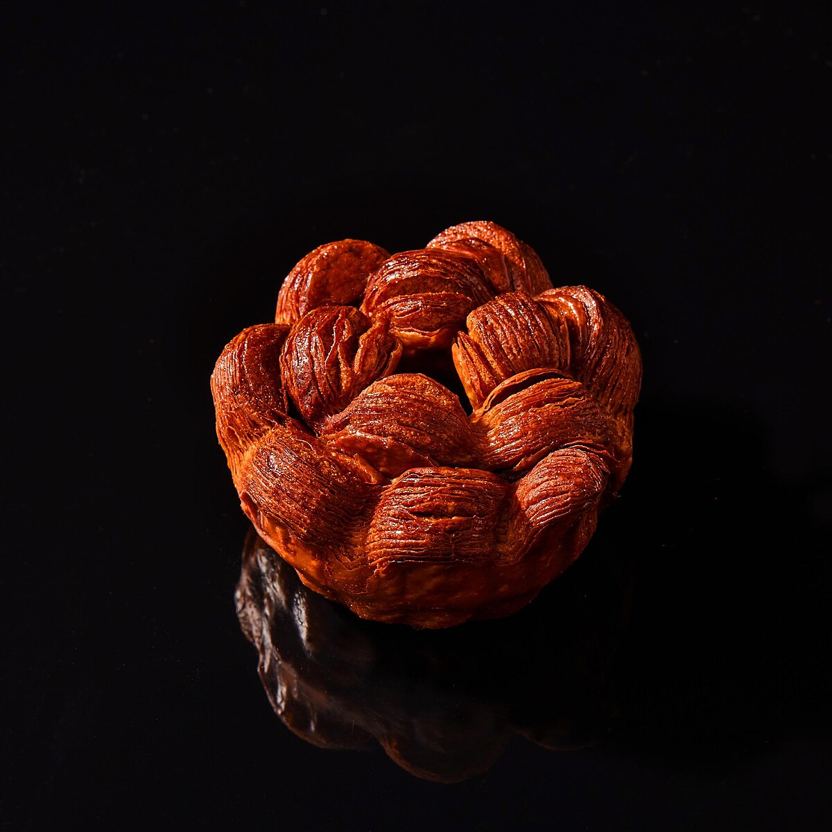 《柑橘巧克力可頌》在酥脆的可頌中融入了濃郁的「法國精品等級的歌劇巧克力」與清新的柑橘香氣,甜而不膩、口感豐富,是熱愛巧克力的消費者不能錯過的選擇。