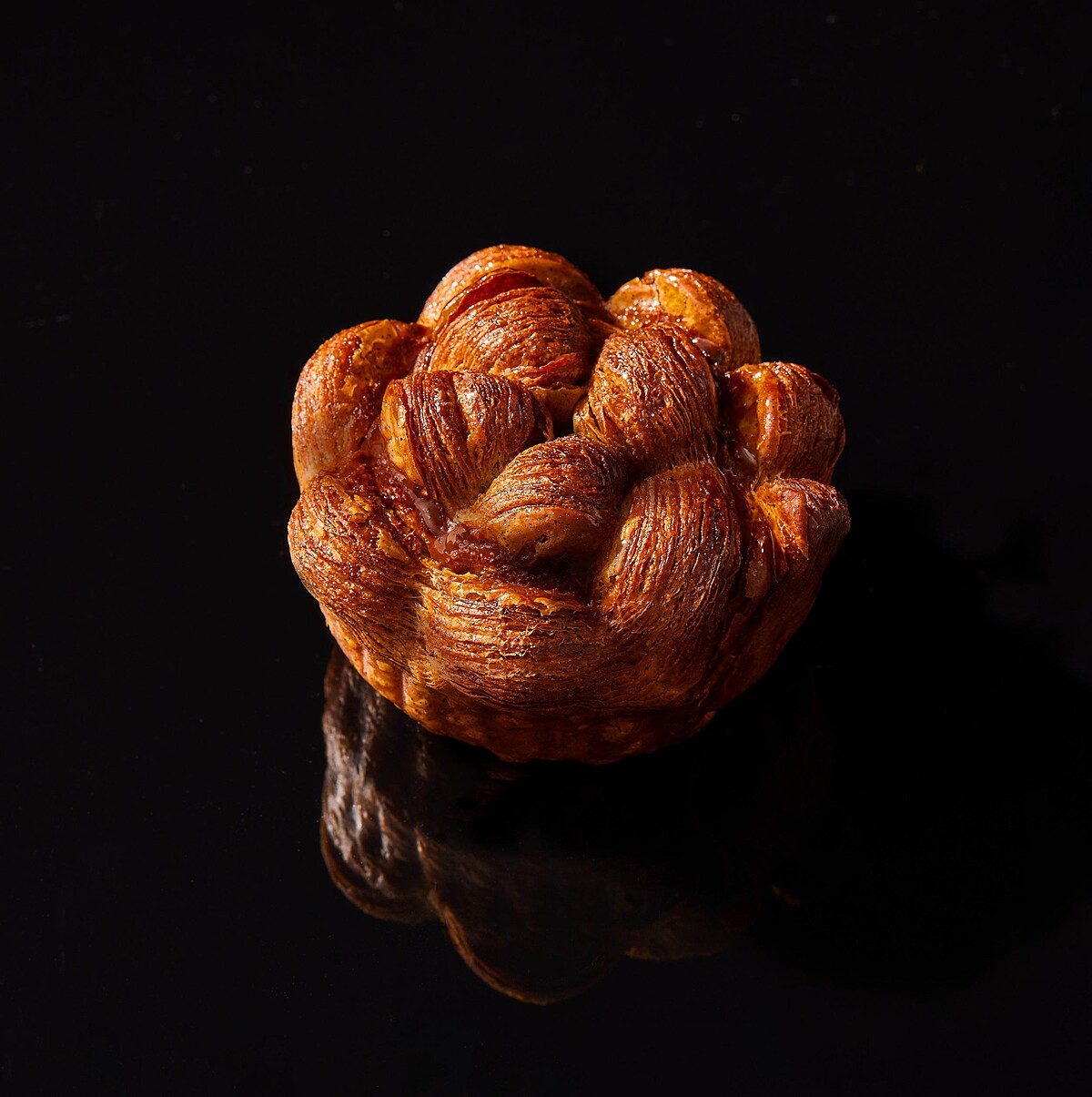 《橙香伯爵可頌》,以來自台東的「晚崙西亞橙」的果香為基調,搭配伯爵茶的細膩茶香。茶香與橙皮的微酸融合,再加上奶油的香氣,形成了多層次且獨特的味蕾享受