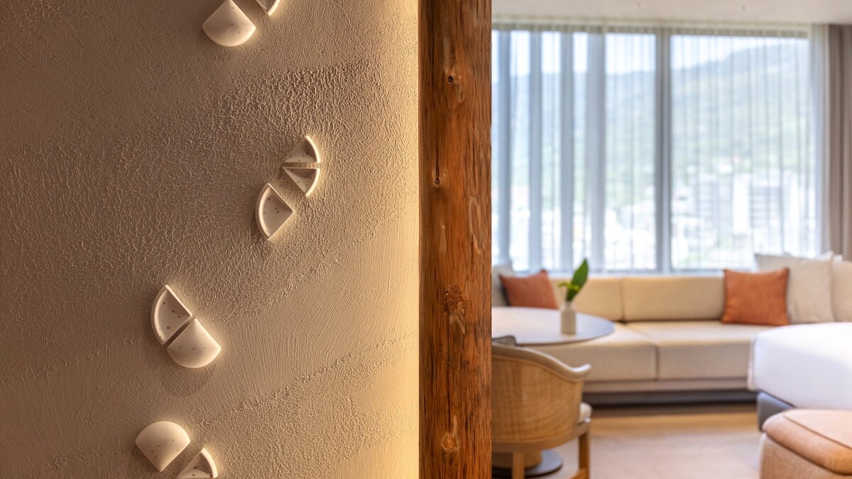 漫刀手法、柳杉實木、手燒蘭花陶片為亮點設計