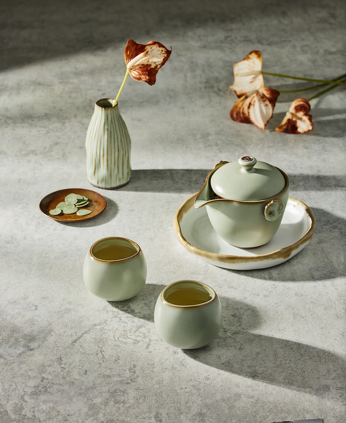 在限定店舖中，挑選喜愛的器皿，做為這趟鶯歌小旅行的伴手禮。