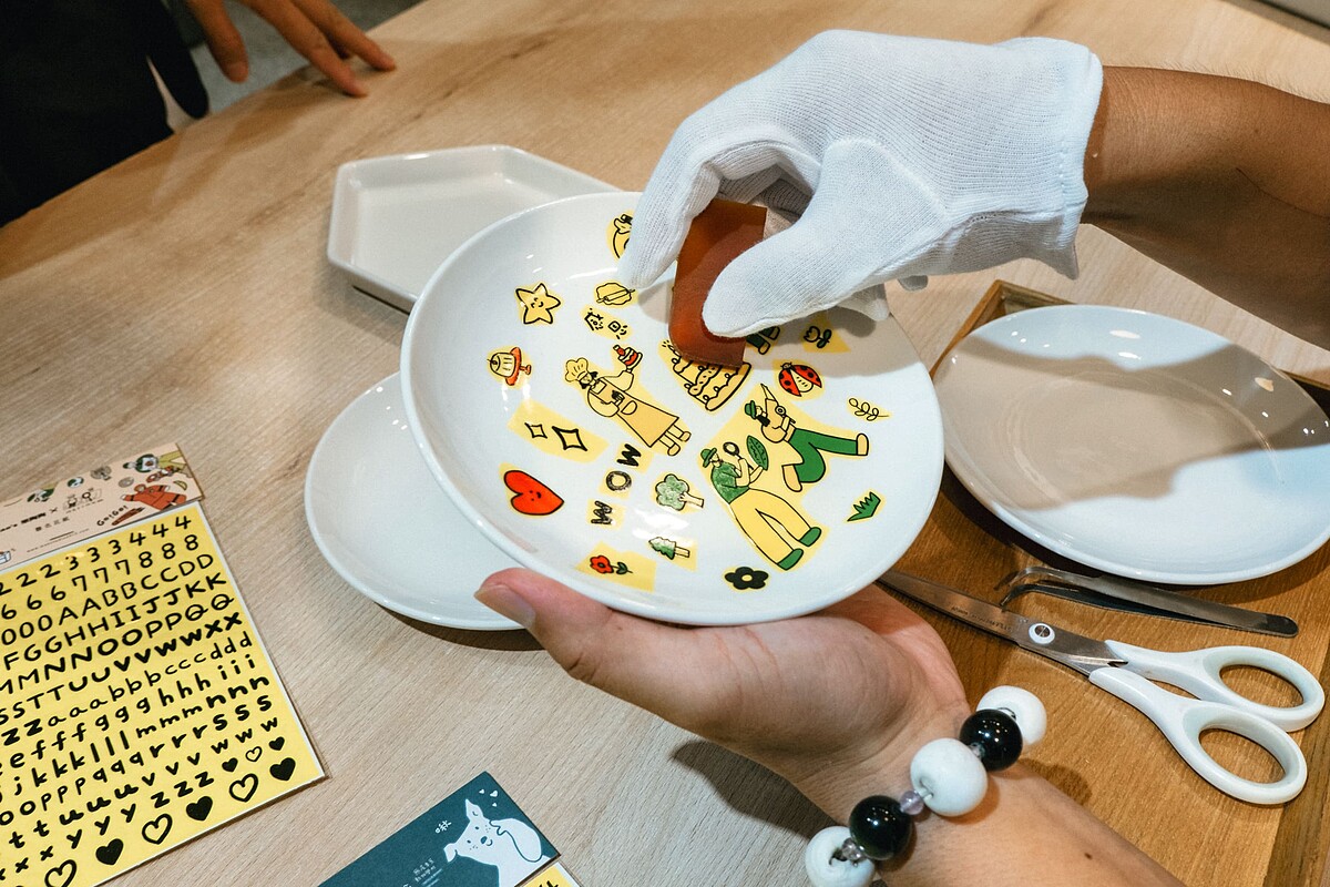 樂陶陶 體驗陶瓷貼花DIY，創作出獨有的作品。