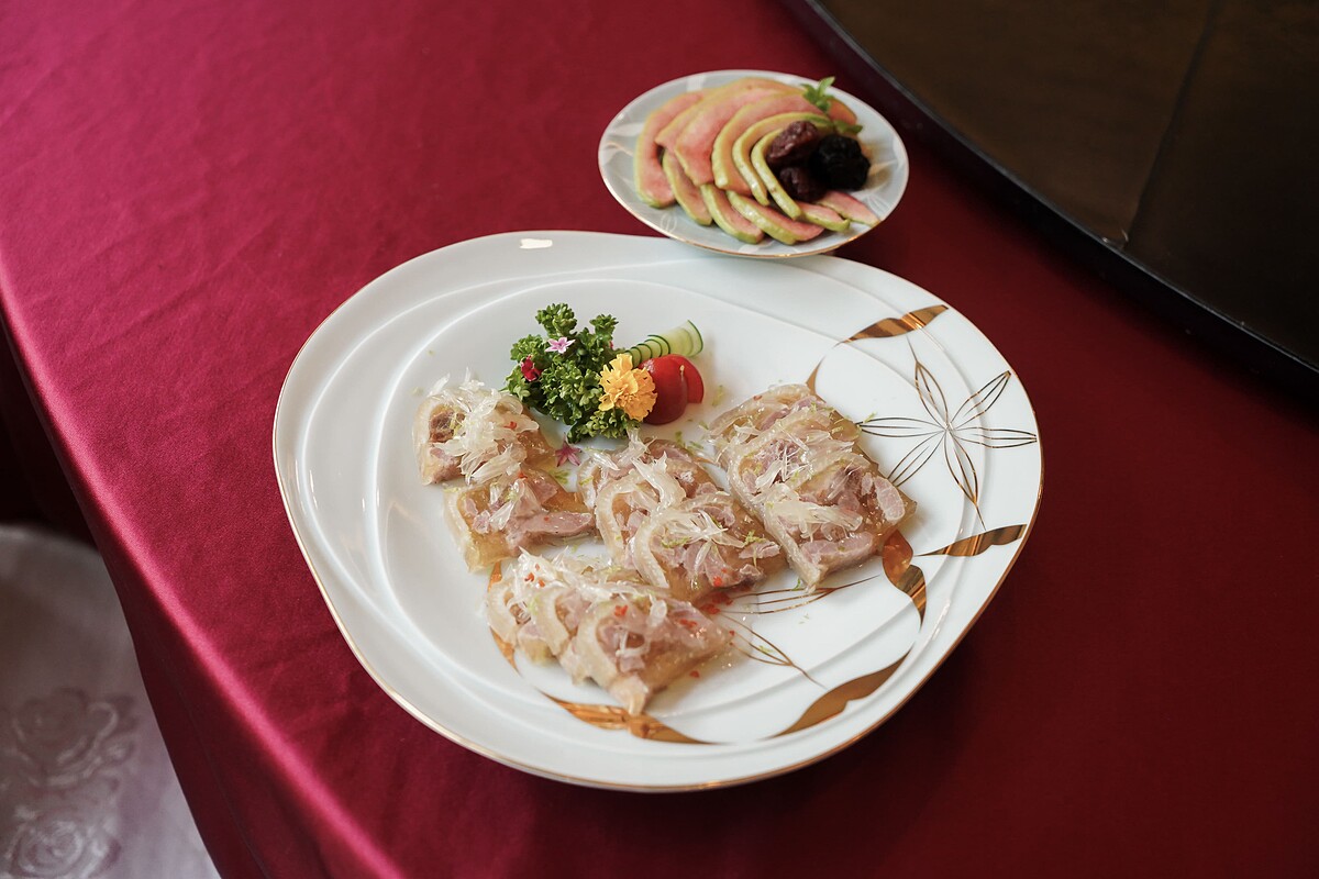 菜色 手路臺菜-水晶豬肉凍 X 臺華窯及新太源共同產製器皿。