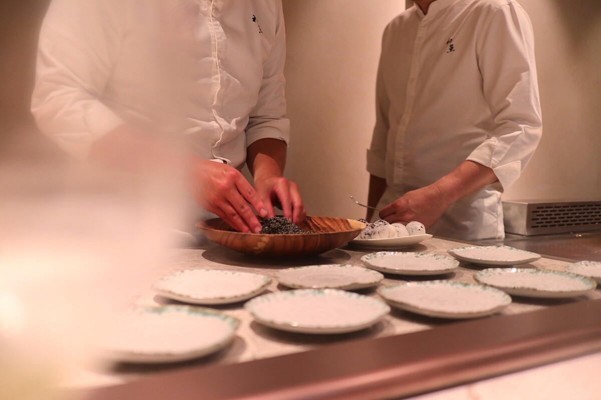 此次餐會巧妙結合了「吉兆割烹壽司」精湛的壽司技法與「初魚鉄板料亭」以日本高級料理為核心的展現。