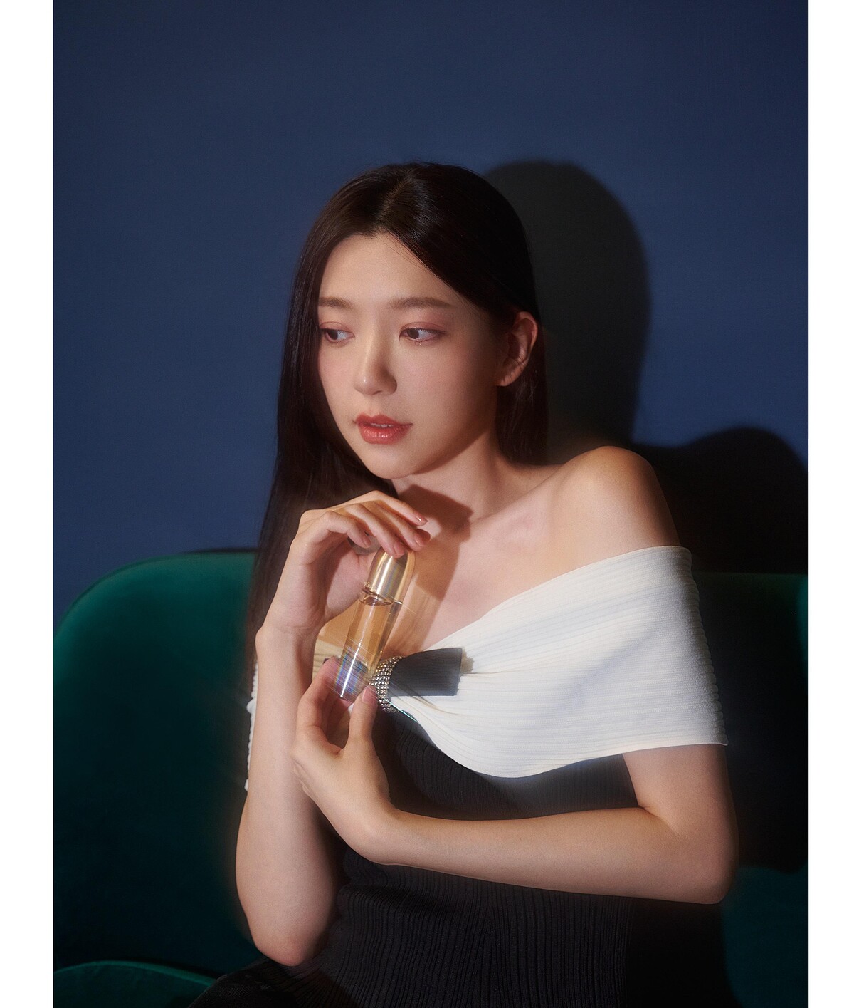 蘭鑽極萃氧生金萃油，Guerlain。黑白蝴蝶結鑽飾短洋裝，Self portrait。