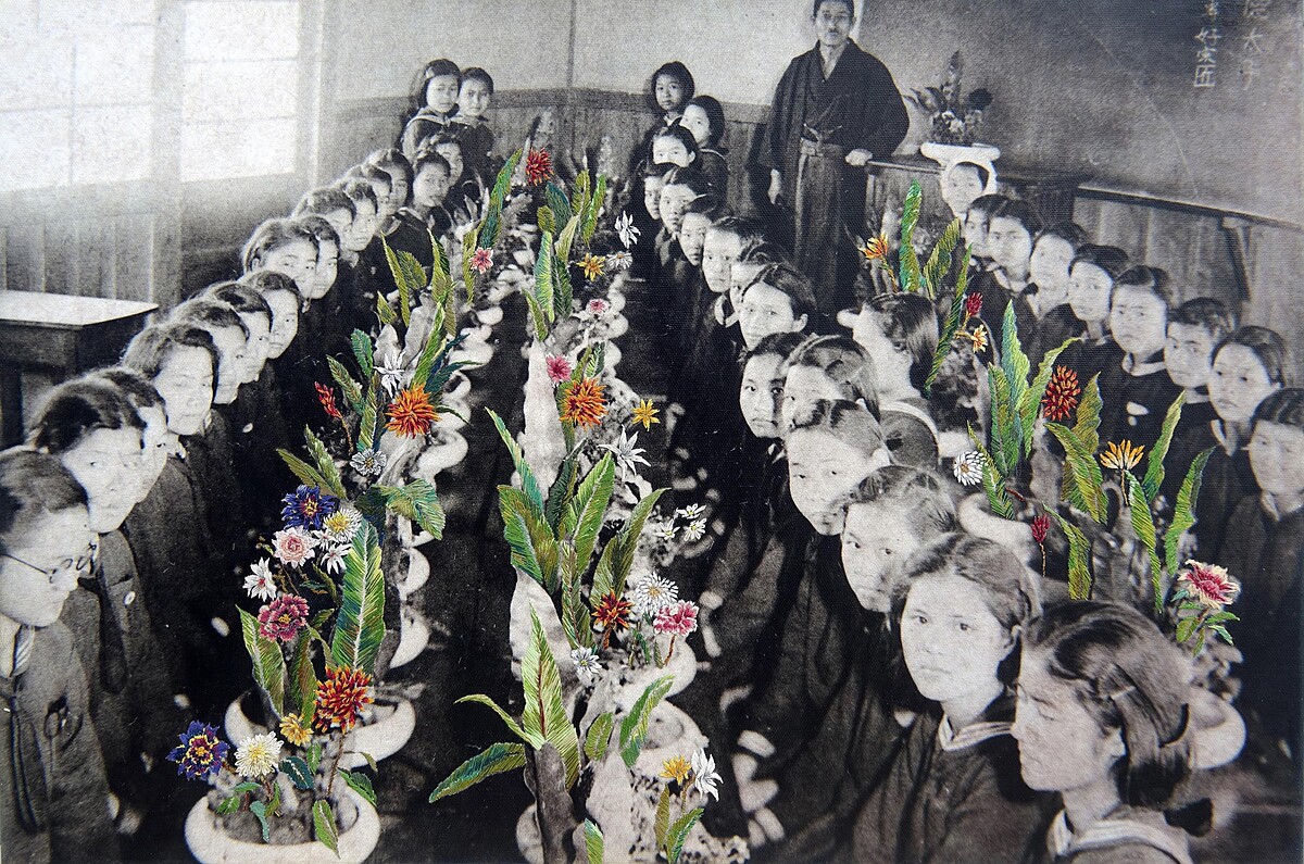 侯怡亭，《歷史刺繡人No. 1》，2015-2016，畫布、數位輸出、刺繡，41&times; 62公分。臺北市立美術館典藏。