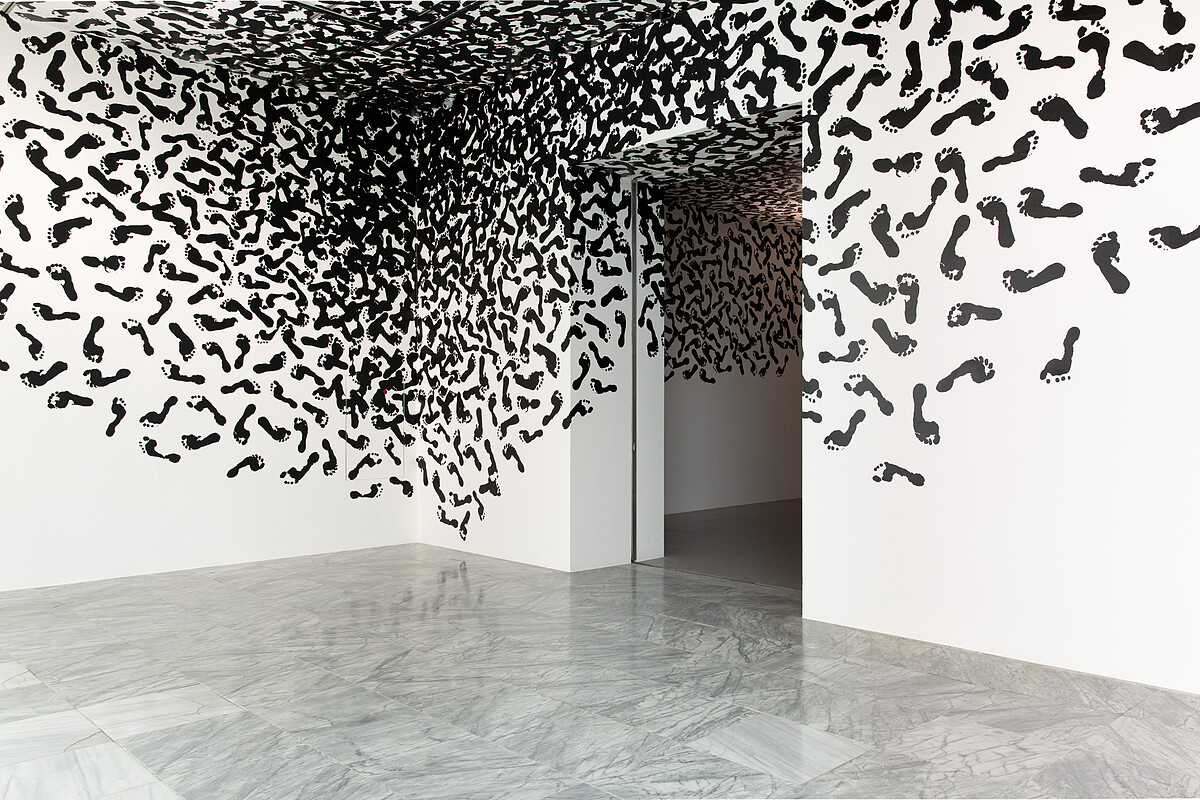 蕾琴娜．希維拉，《入侵系列：冒險故事》(現地製作版)，2006 /2024，數位輸出、卡點西德，依展場而定。臺北市立美術館典藏。圖像由北美館提供。