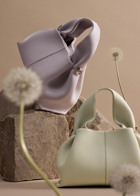 Pol&egrave;ne包款顏色有許多選擇，除了經典的黑色、咖啡色等大地色，近期也有許多粉嫩的顏色加入家族系列。