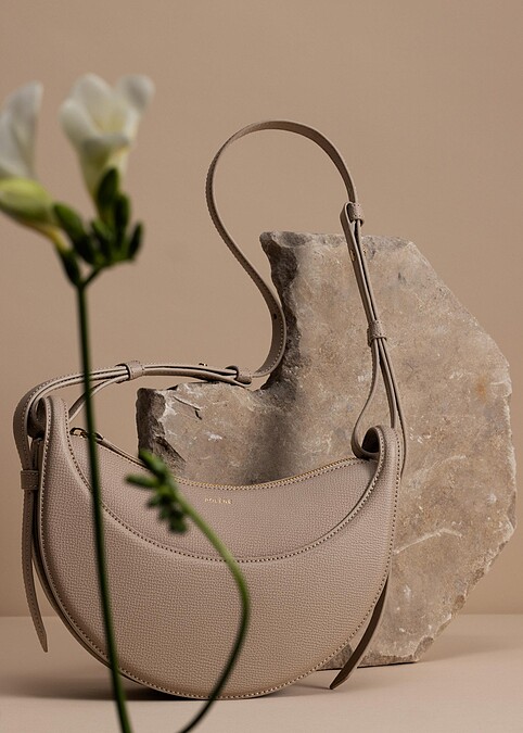 Pol&egrave;ne包款顏色有許多選擇，除了經典的黑色、咖啡色等大地色，近期也有許多粉嫩的顏色加入家族系列。