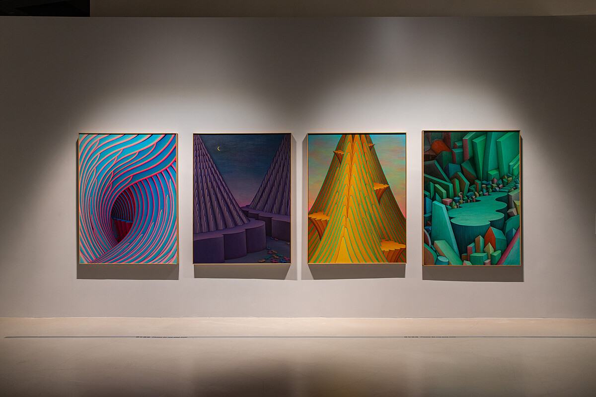 左起三件為洪美玲新進藏品《尋道》系列（1997-2003），最右側則為《尋道》系列的第一幅畫，展現藝術家風格的變化。