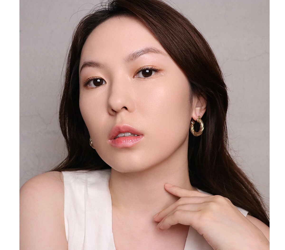 「絲絨奶霜妝」：24K妝前小奶管+嬌蘭KISS KISS護唇膏