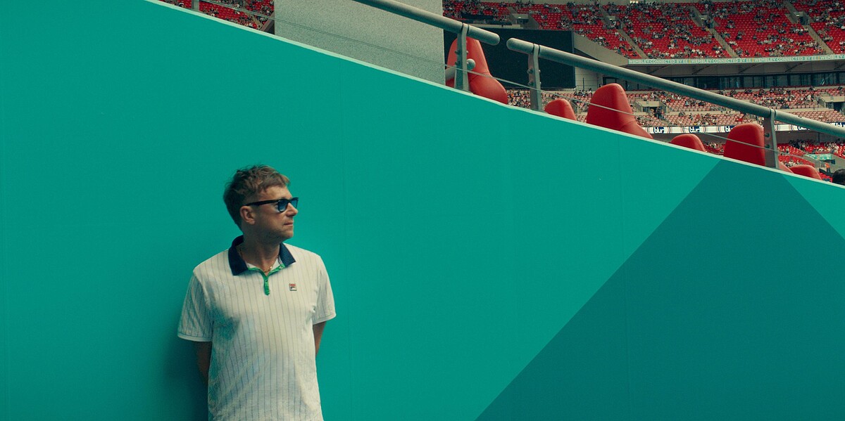 開演前，Damon Albarn 在溫布利球場（ Wembley Stadium）