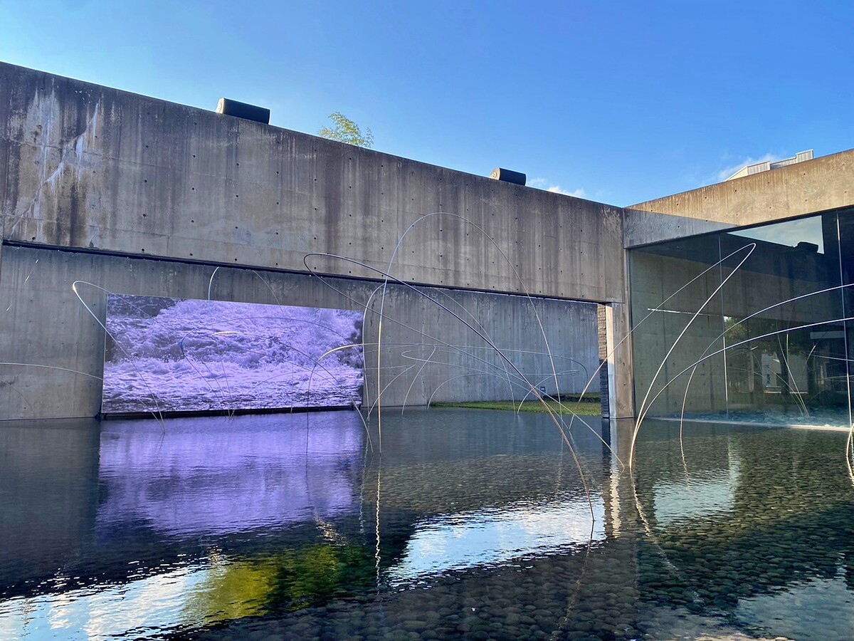 日本知名作曲家坂本龍一＋藝術家高谷史郎的作品《TIME-d&eacute;luge》， 搭配宮脇愛子所創作的雕刻作品《大地》